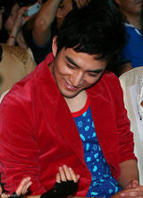 高清图：张晓晨红装上阵旺桃花 与搭档暧昧咬耳朵