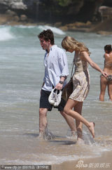 组图：泰勒-斯威夫特海边戏水 神秘男子全程陪伴