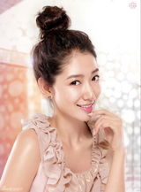 高清组图：李民浩朴信惠代言 粉红装秀冬日甜蜜