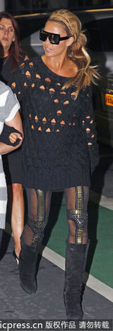 组图：乔丹镂空衫透双球 波霸超出街嘟嘴扮萌