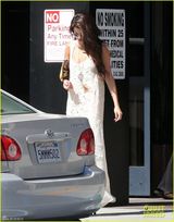 组图：赛琳娜长发披肩 优雅白色长裙出街