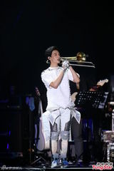 组图：严爵个唱秀舞技 打死不肯脱衣露腹肌