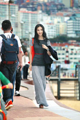 组图：韩雯雯时尚街拍 高雅复古