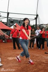 高清图：徐若瑄任爱心大使苦练击球 妈妈是族人骄傲