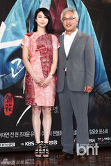 组图：严泰雄《刀与花》发布 CN正信正装帅气