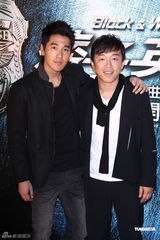 组图：电影版《痞子英雄》首映 黄渤赵又廷互戴高帽