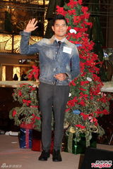 组图：郭富城享受秀肌肉 单身圣诞节与妈妈度过