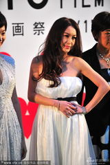 组图：东京电影节开幕群星亮相 小怪兽闹绿毯