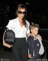 组图：维多利亚带儿子游玩 小潮男星样十足