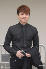 组图：谭咏麟杜莉萨钟镇涛为已故音乐人Joey V开唱