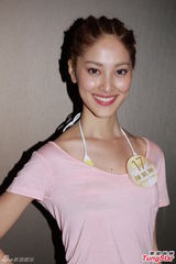 组图：港姐佳丽首度泳衣亮相 水上展傲人身姿