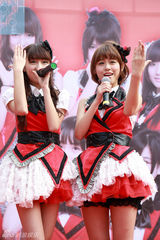 组图：SNH48着统一小短裙亮相 上海签唱会落幕