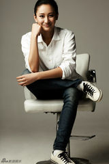 组图：曾泳醍纯白写真 蜜罐女孩笑容清新