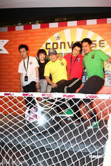 幻灯图：苏打绿为世界杯宣传 飞踢阿龚气氛热闹 