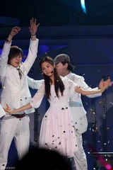 高清图：少女时代倾情开唱 载歌载舞活力四射