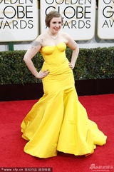 组图：金球红毯《衰姐们》莉娜黄裙 挤胸显丰满