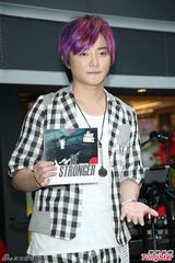 组图：阿沁升格当作家 F.I.R年底出新专辑