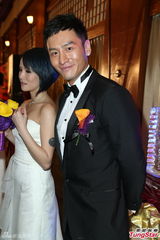 组图：黄小柔出嫁盼造人 穿低胸婚纱挽老公亮相