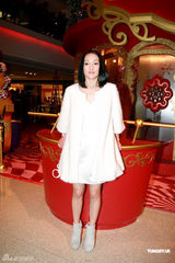 高清图：周迅化身月亮女神 求教诺贝尔奖得主高锟