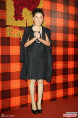 组图：黄小柔出嫁盼造人 穿低胸婚纱挽老公亮相