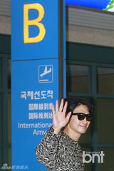 组图：Rain结束新加坡公演返韩 甜笑现身机场