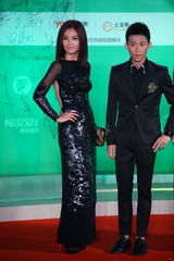 组图：上海电视节红毯 女星频遭踩裙男星忙护花