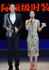 组图：阿雅主持某杂志活动 帅气美艳自信十足