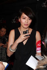 组图：郑中基为女儿变顾家 梁咏琪拍戏考虑老公感受