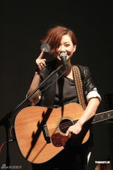 组图：陈奕迅现身卢凯彤音乐会 台上热吻