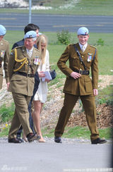 幻灯图：哈里王子顺利毕业 查尔斯王储亲子授予勋章