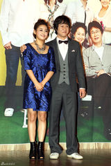 高清图：韩剧《蒲公英家族》记者会 李允智优雅