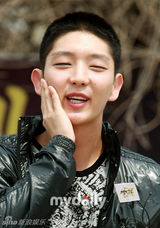 幻灯组图：韩国演员李准基入伍现场 剃短发摸头傻笑