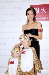 幻灯图：谢婷婷低胸装抢镜 赴云南与男友过圣诞