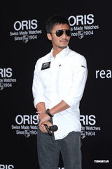 组图：谢霆锋出席活动 摘墨镜拍照大展亲和力