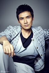 组图：张铎时尚质感大片曝光 笑容展熟男魅力