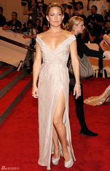 高清组图：纽约大都会庆典 凯特-哈德森大V领礼服