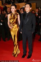 组图：梁朝伟夫妇戛纳走红毯 刘嘉玲金裙气场足