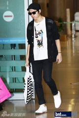 组图：韩团INFINITE和U-KISS机场显潮范儿