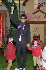 组图：廖碧儿秀事业线  黄子华拍剧主动出击