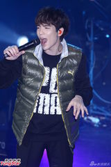 组图：萧敬腾穿休闲装为运动品牌开唱