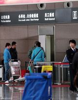 幻灯图：吴镇宇疑似返港受审 《战国》剧组封口