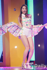 组图：SISTAR《MCountdown》夺冠 女团齐拼大腿