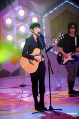 幻灯图：泳儿性感装扮抢收视 何润东想赴港苦练粤语