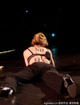 组图：麦当娜上演限制级 边跳边脱蹭猛男