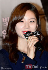 组图：韩恐怖片《树木葬》试映 朴秀珍透视装抢镜