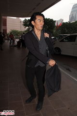 组图：钱嘉乐汤盈盈大婚 新娘巨乳大肚与新郎热吻