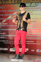 组图：吴建豪不惧跳水危险 盼能放假休息