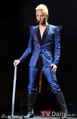 组图：JYJ金俊秀举行SOLO专辑首秀打造视听盛宴