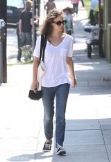 组图：娜塔莉-波特曼白衣素颜 巨星气质十足