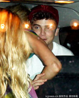 组图：帕丽斯与小男友车内寻欢 飞扑热吻激情四射